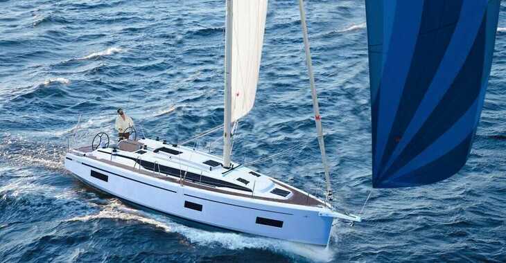 Rent a sailboat in Naviera Balear - Bavaria C38