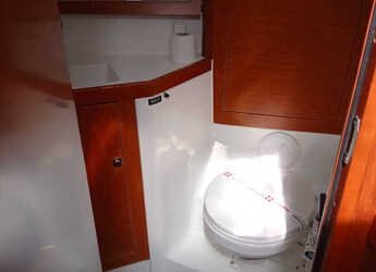 Rent a sailboat in Marina di Scarlino - Oceanis 45