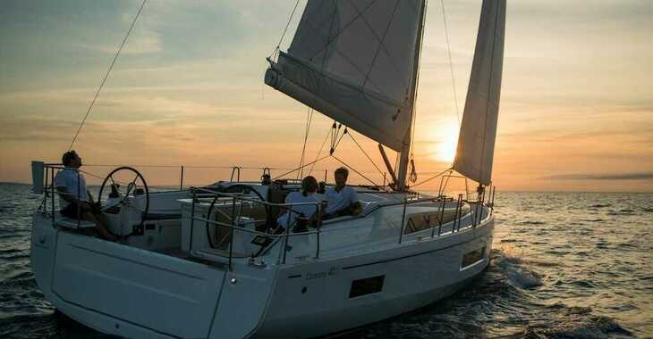 Rent a sailboat in Cala dei Sardi - Oceanis 40.1 (3cab)