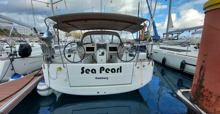 Rent a sailboat in Muelle de la lonja - Sun Odyssey 410 - 3 cab.