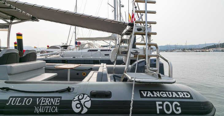 Rent a motorboat in Monte Real Club de Yates de Baiona - Vanguard 760