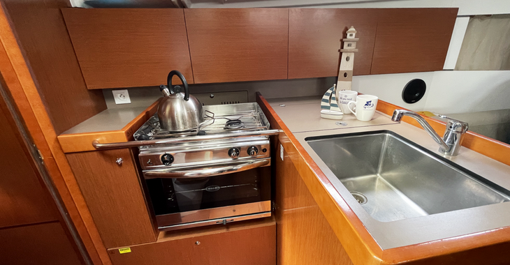 Rent a sailboat in Marine Pirovac - Oceanis 35.1