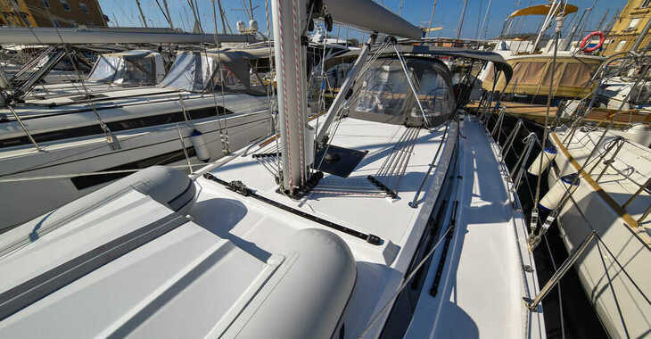 Rent a sailboat in Marina Tankerkomerc - Bavaria C38