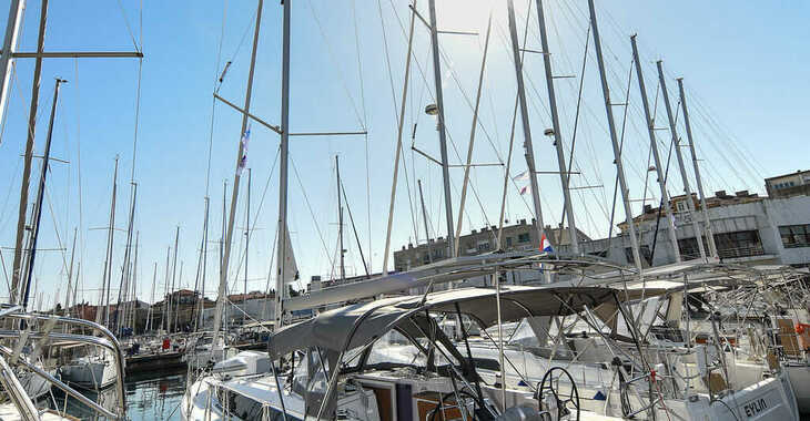 Rent a sailboat in Zadar Marina - Bavaria C38