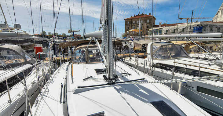 Rent a sailboat in Zadar Marina - Bavaria C42