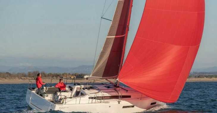Rent a sailboat in Marina Cala de Medici - Sun Odyssey 380