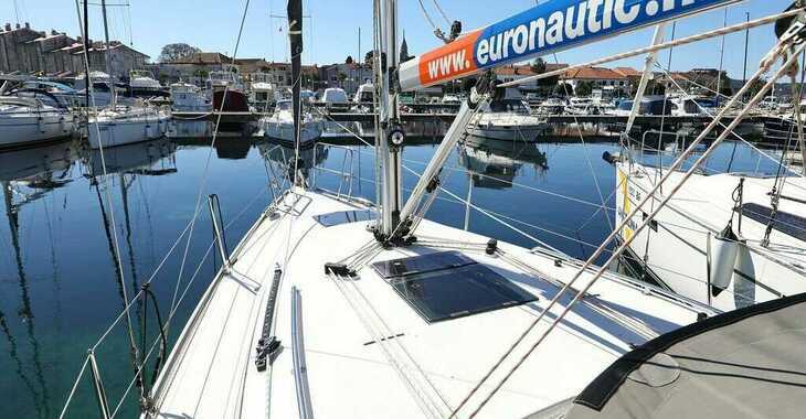 Rent a sailboat in Marine Pirovac - Bavaria Cruiser 34 - 3 cab
