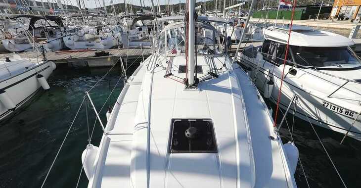 Rent a sailboat in Marine Pirovac - Oceanis 34.1