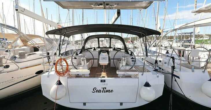 Rent a sailboat in Marine Pirovac - Bavaria C42
