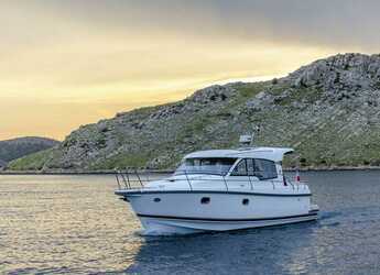 Rent a motorboat in Marina Kastela - Nimbus 365 Coupé