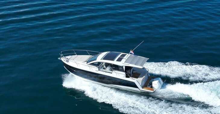 Rent a motorboat in Marina Kastela - Sealine C335V