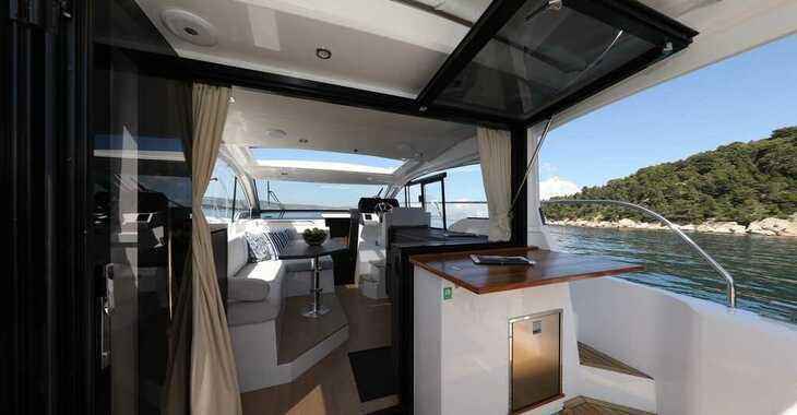 Chartern Sie motorboot in Marina Kastela - Sealine C335V