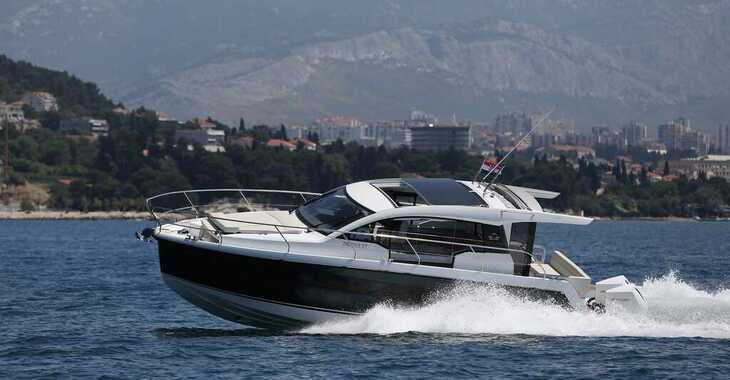 Louer bateau à moteur à Marina Kastela - Sealine C335V