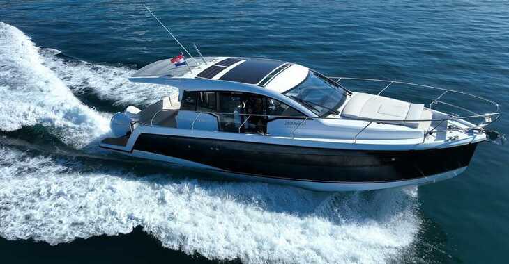 Louer bateau à moteur à Marina Kastela - Sealine C335V
