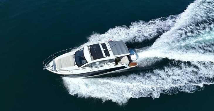 Chartern Sie motorboot in Marina Kastela - Sealine C335V