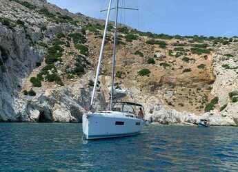 Rent a sailboat in Marina Zeas - Sun Odyssey 440