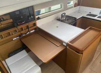 Chartern Sie segelboot in Marina Zeas - Sun Odyssey 440