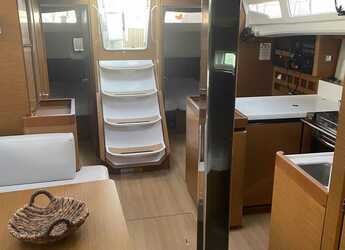 Chartern Sie segelboot in Marina Zeas - Sun Odyssey 440