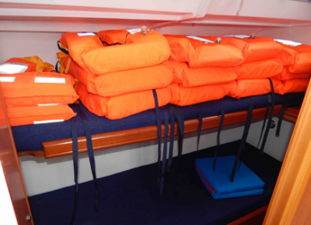 Chartern Sie segelboot in Marina Zeas - Cyclades 50.5