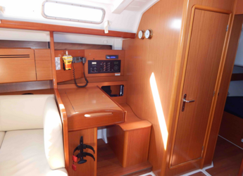 Chartern Sie segelboot in Marina Zeas - Cyclades 50.5