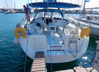 Chartern Sie segelboot in Marina Zeas - Cyclades 50.5