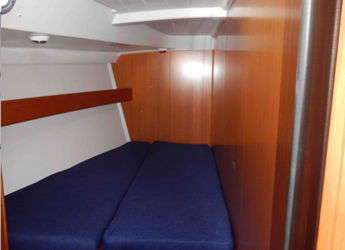 Chartern Sie segelboot in Marina Zeas - Cyclades 50.5