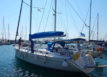 Chartern Sie segelboot in Marina Zeas - Cyclades 50.5