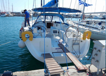 Chartern Sie segelboot in Marina Zeas - Cyclades 50.5