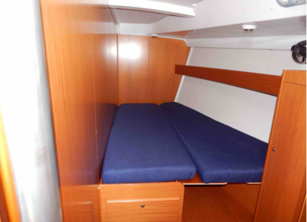 Chartern Sie segelboot in Marina Zeas - Cyclades 50.5