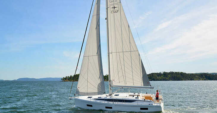 Rent a sailboat in Veruda - Bavaria C42