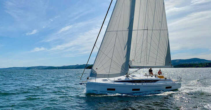 Rent a sailboat in Veruda - Bavaria C42