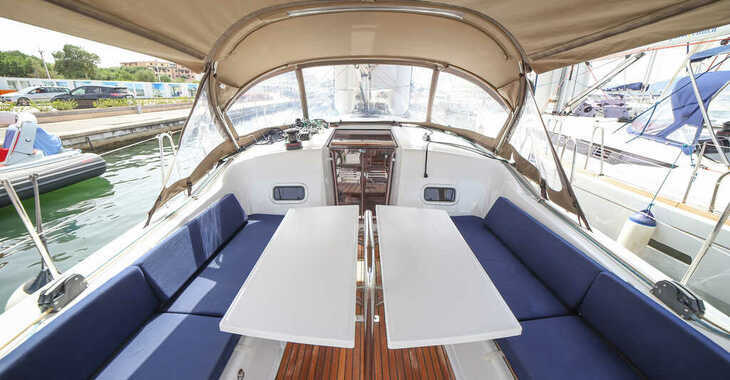 Rent a sailboat in Porto Olbia - Sun Odyssey 380
