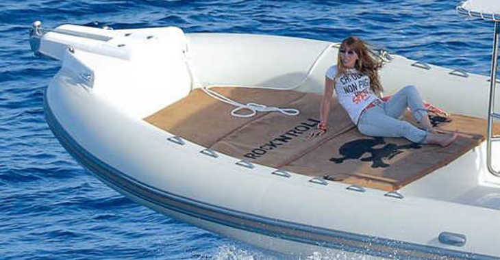 Rent a dinghy in Marina Ibiza - Capelli tempest 900