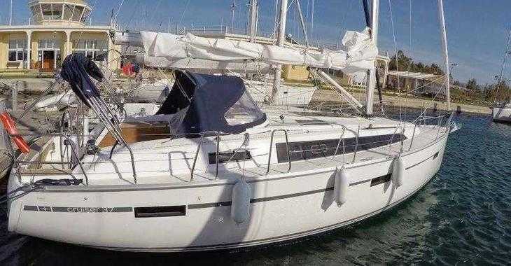 Rent a sailboat in Korfos Port - Bavaria 37