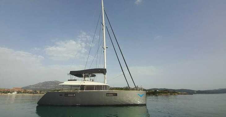 Rent a catamaran in Punta Nuraghe - Lagoon 560