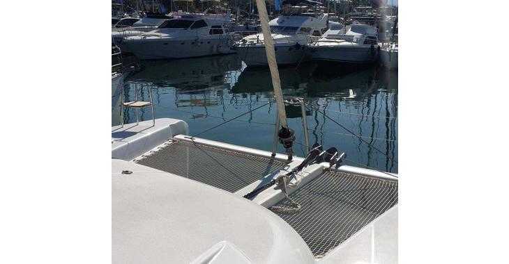 Rent a catamaran in Lavrion Marina - Lagoon 39
