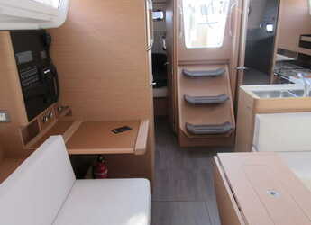 Rent a sailboat in Marina di San Vicenzo - Sun Odyssey 380