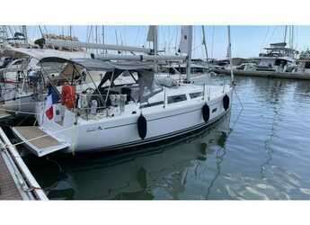 Rent a sailboat in Les Marines of Cogolin - Hanse 348