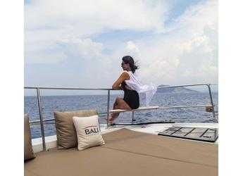 Rent a catamaran in Fort Burt Marina - Bali 5.4.