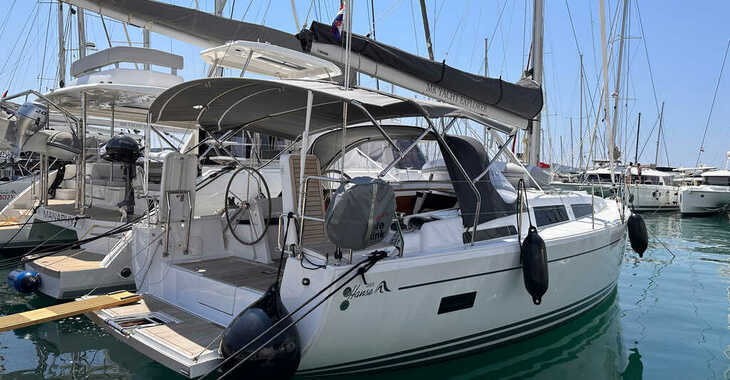 Rent a sailboat in Marina Baotić - Hanse 388