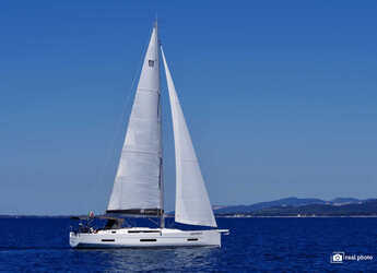 Rent a sailboat in Marina di Scarlino - Dufour 530