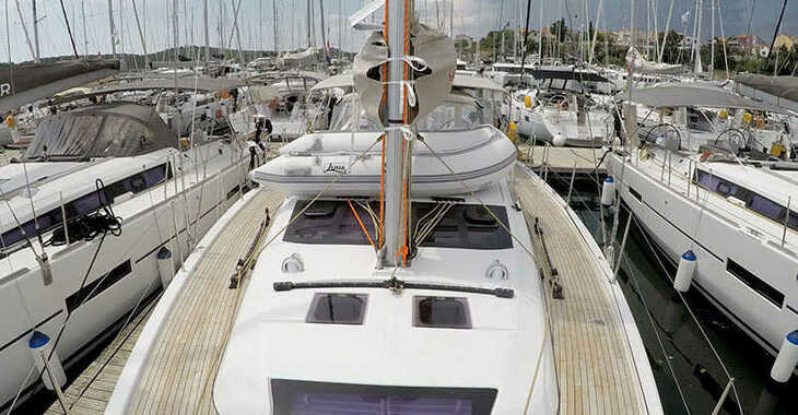 Rent a sailboat in Marina Mandalina - Dufour 430 GL