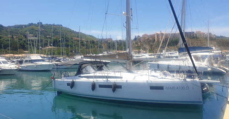 Rent a sailboat in Porto di Tropea - Sun Odyssey 410 - 3 cab.