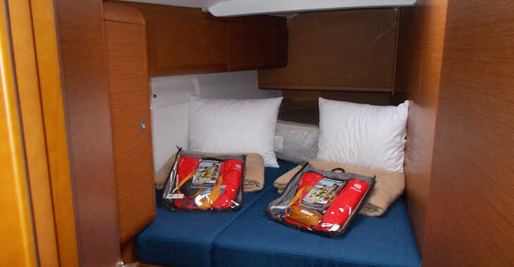 Rent a sailboat in Porto di Tropea - Sun Odyssey 519 - 4 + 1 cab.