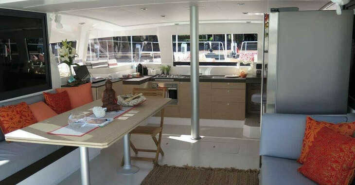 Rent a catamaran in Maya Cove, Hodges Creek Marina - Bali 4.3 - 4 + 2 cab.