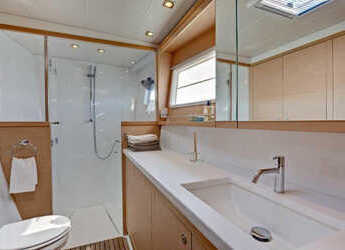 Rent a catamaran in Maya Cove, Hodges Creek Marina - Lagoon 450 S OW Deluxe 3 + 2 cab.