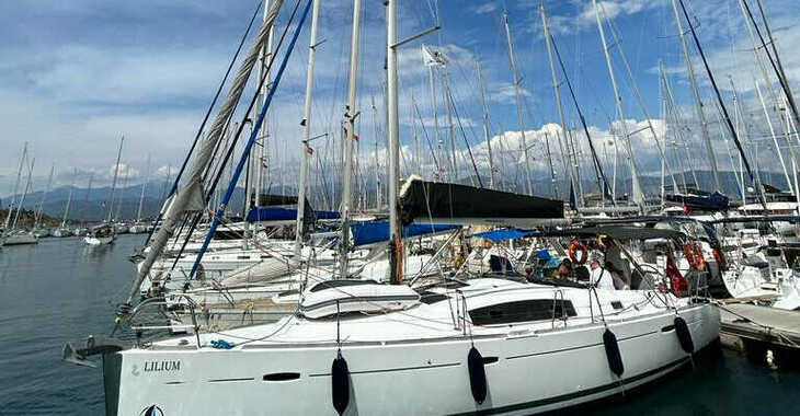 Rent a sailboat in Ece Marina - Beneteau 43