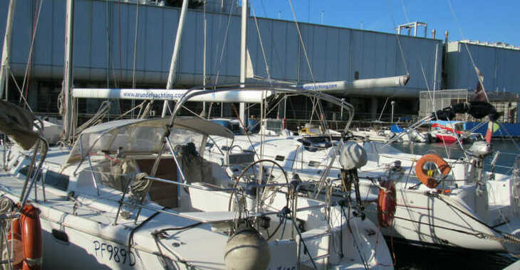 Rent a sailboat in Marina Porto Antico - Catalina 42