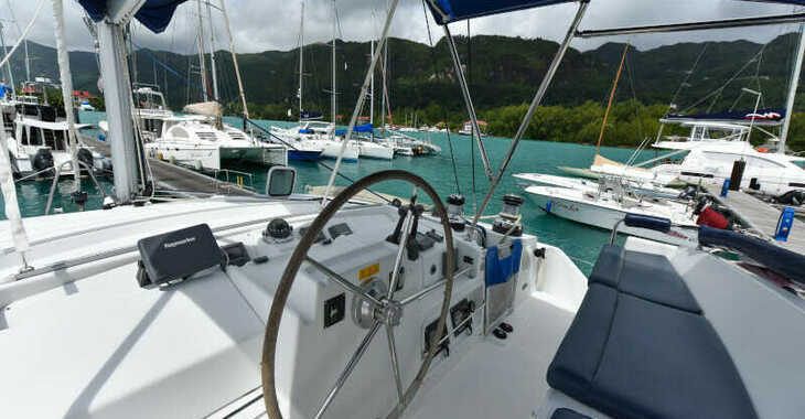 Rent a catamaran in Port of Mahe - Lagoon 440