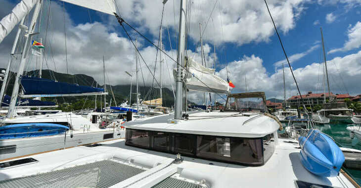 Rent a catamaran in Port of Mahe - Lagoon 400